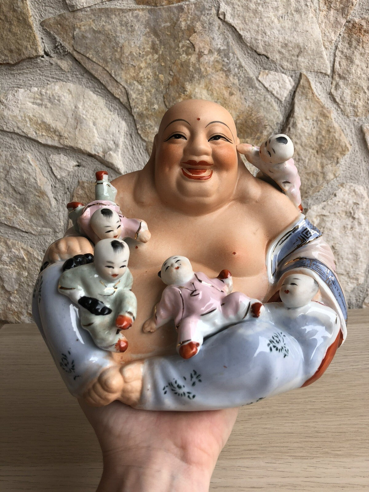 Buddha con bambini in porcellana policromata, Scultura vintage anni ‘50