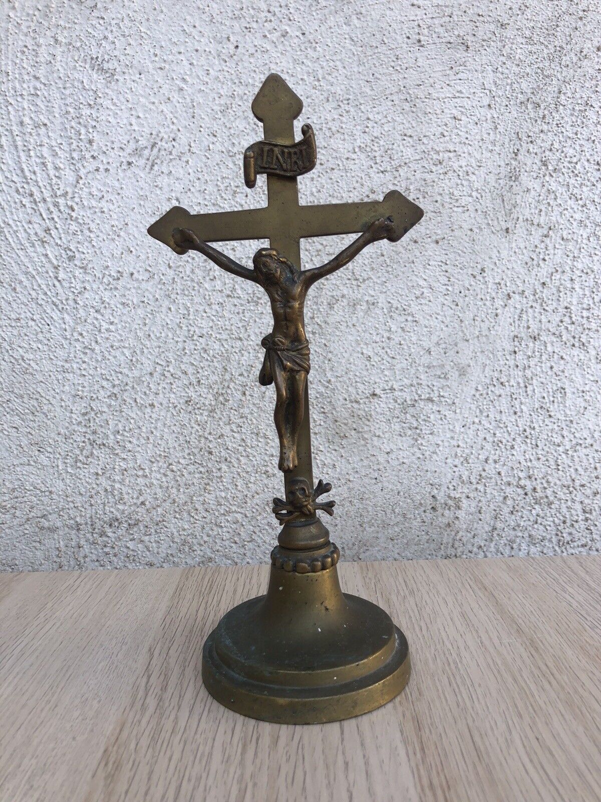 Crocifisso vintage in ottone con teschio memento mori