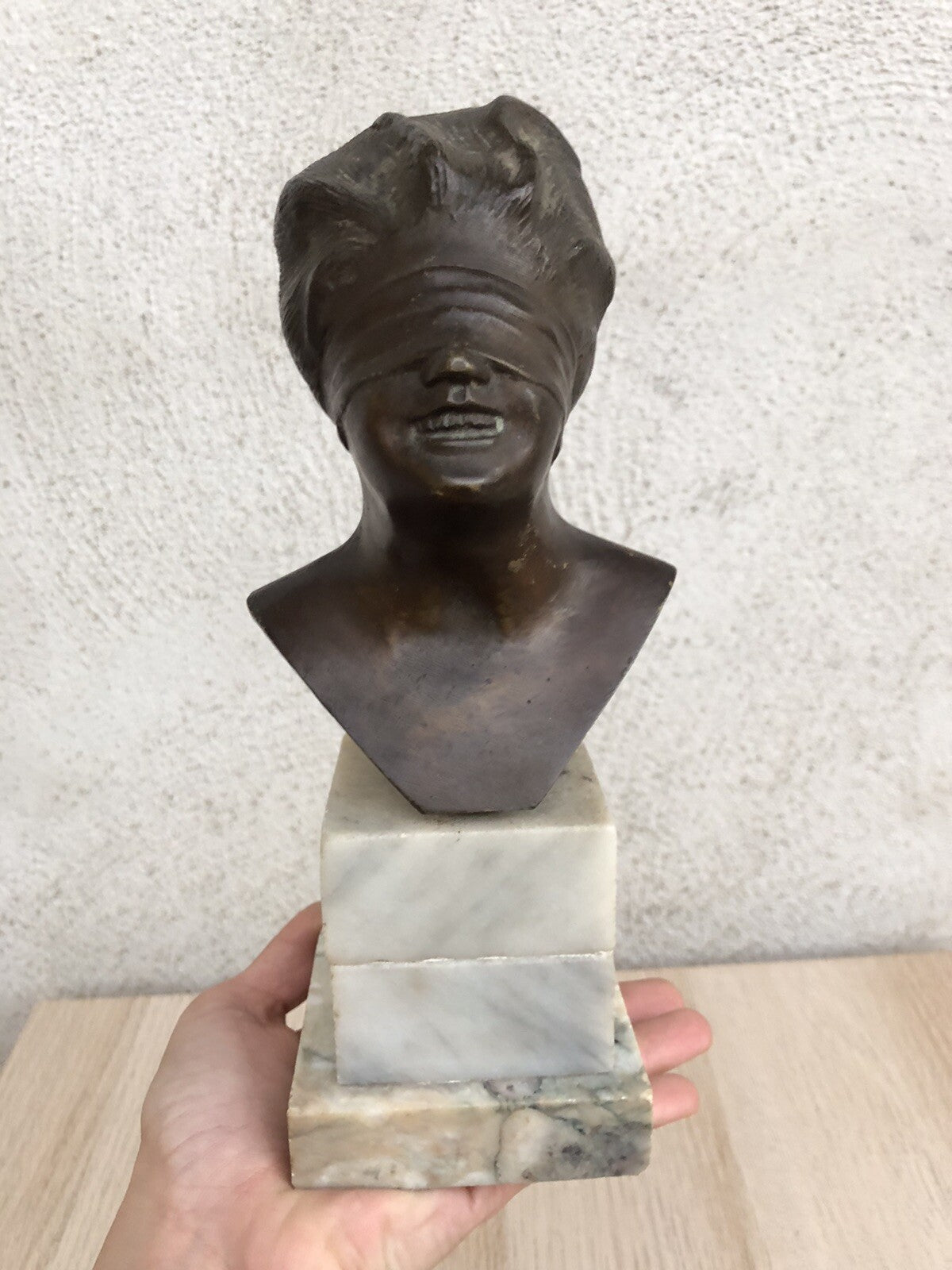 Scultura vintage dea bendata in bronzo