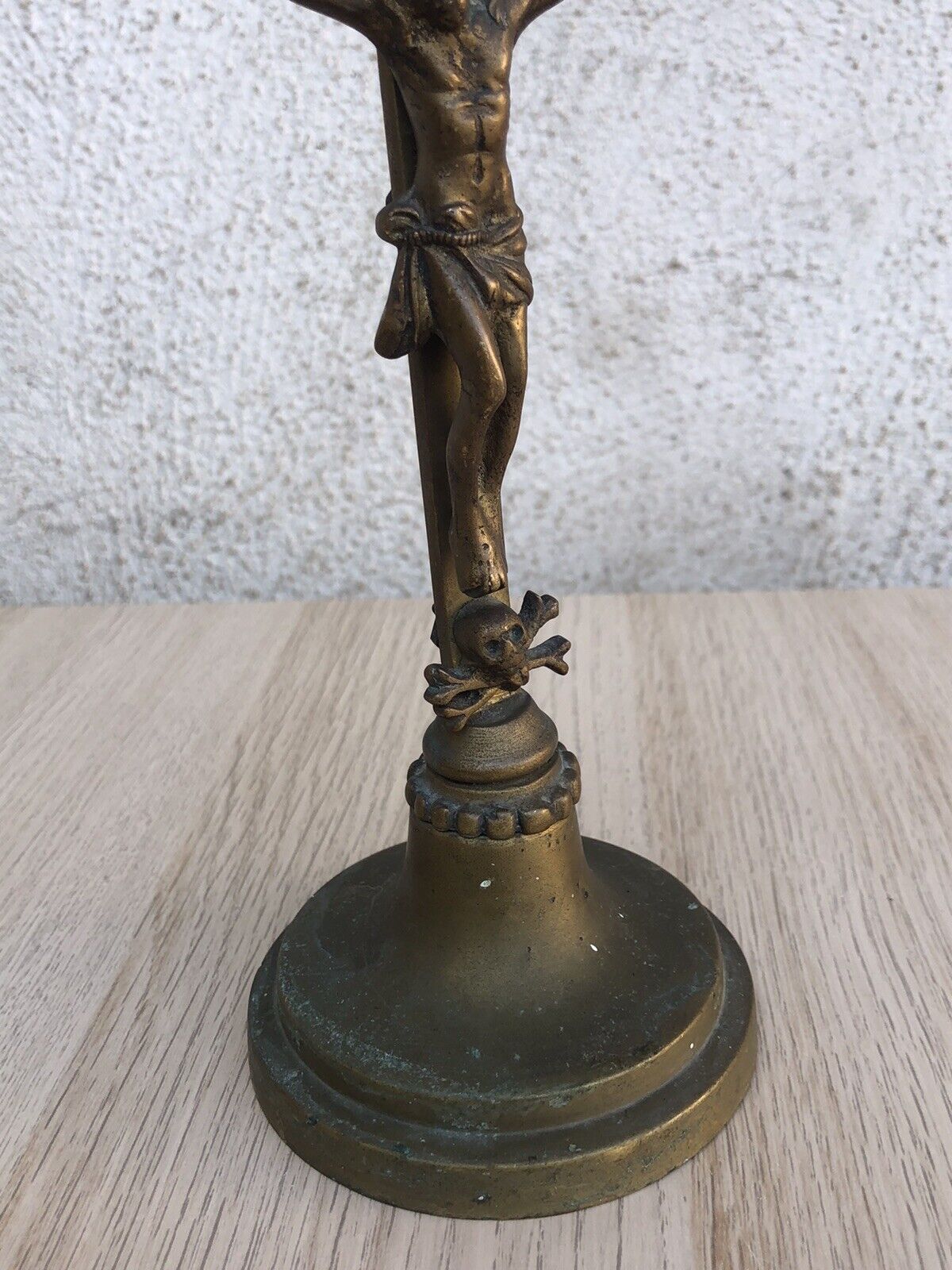 Crocifisso vintage in ottone con teschio memento mori
