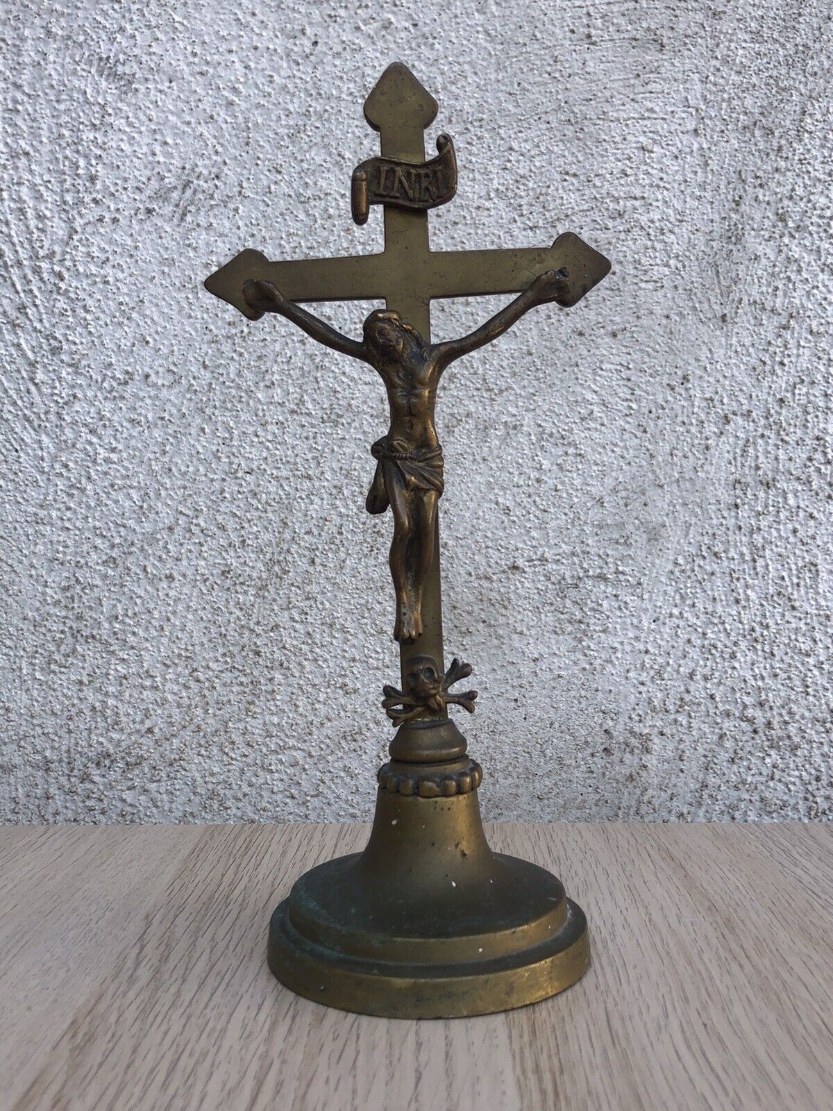 Crocifisso vintage in ottone con teschio memento mori