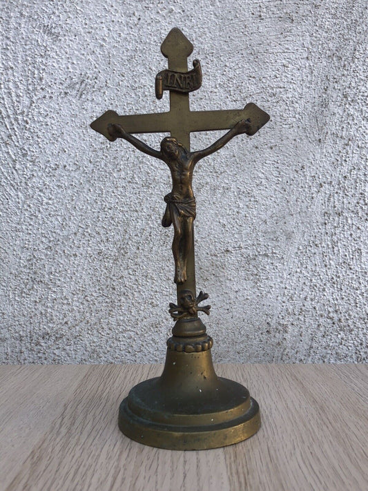 Crocifisso vintage in ottone con teschio memento mori