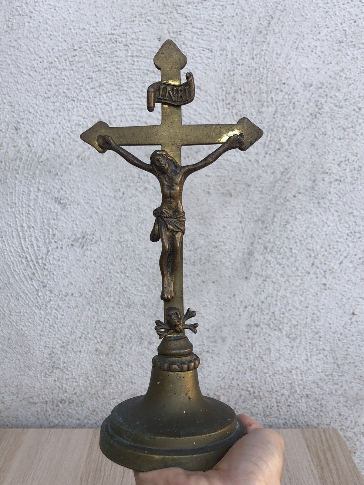 Crocifisso vintage in ottone con teschio memento mori