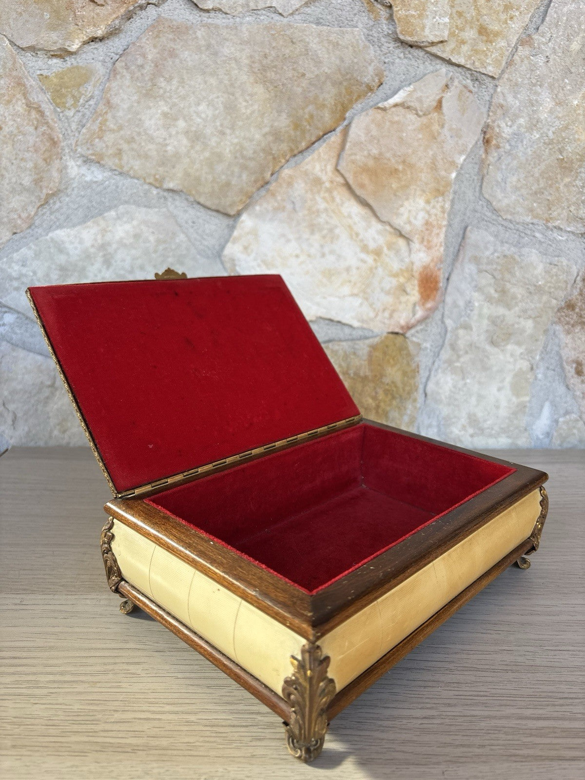 Scatola Portagioie Vintage In Legno E Ottone Con Miniatura Dipinta