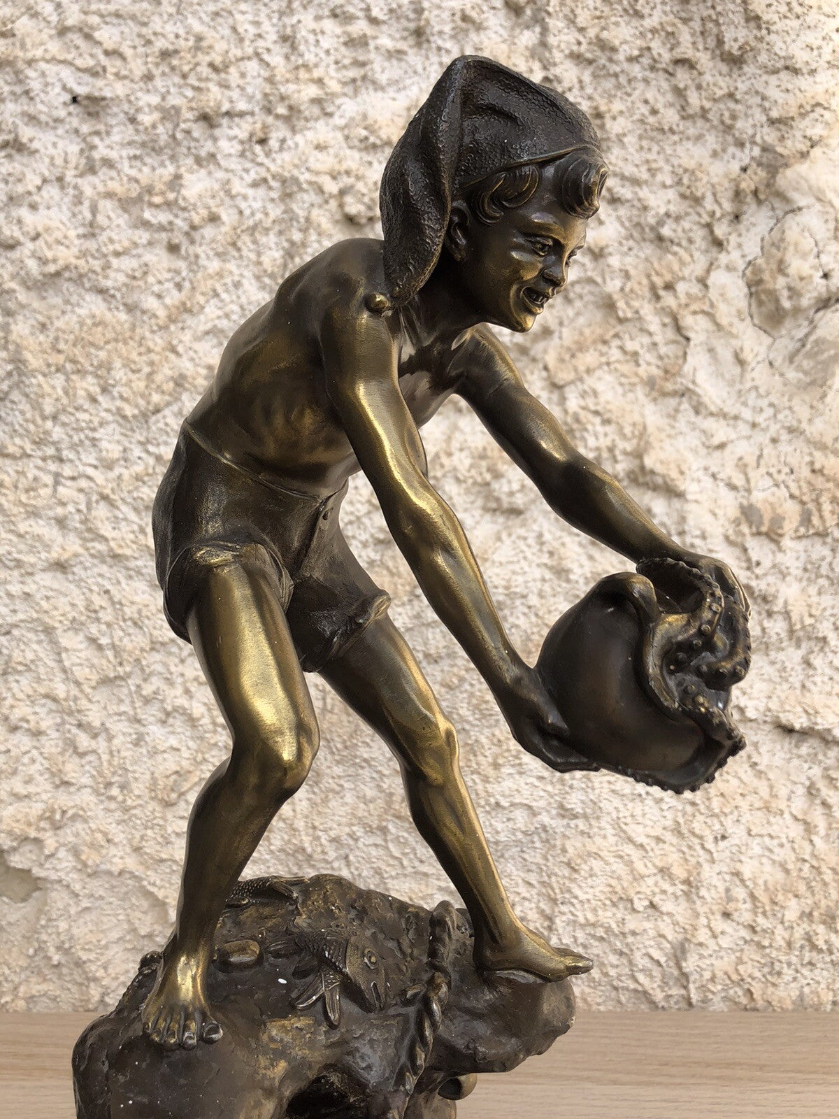 Scultura pescatore in antimonio vintage su base in marmo