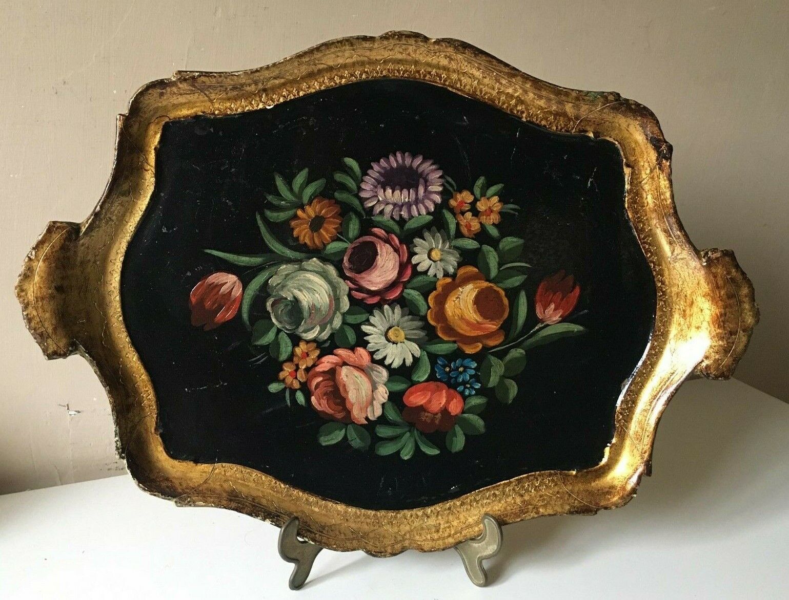 Vassoio dipinto a mano in legno fiorentino vintage con appoggio in ottone