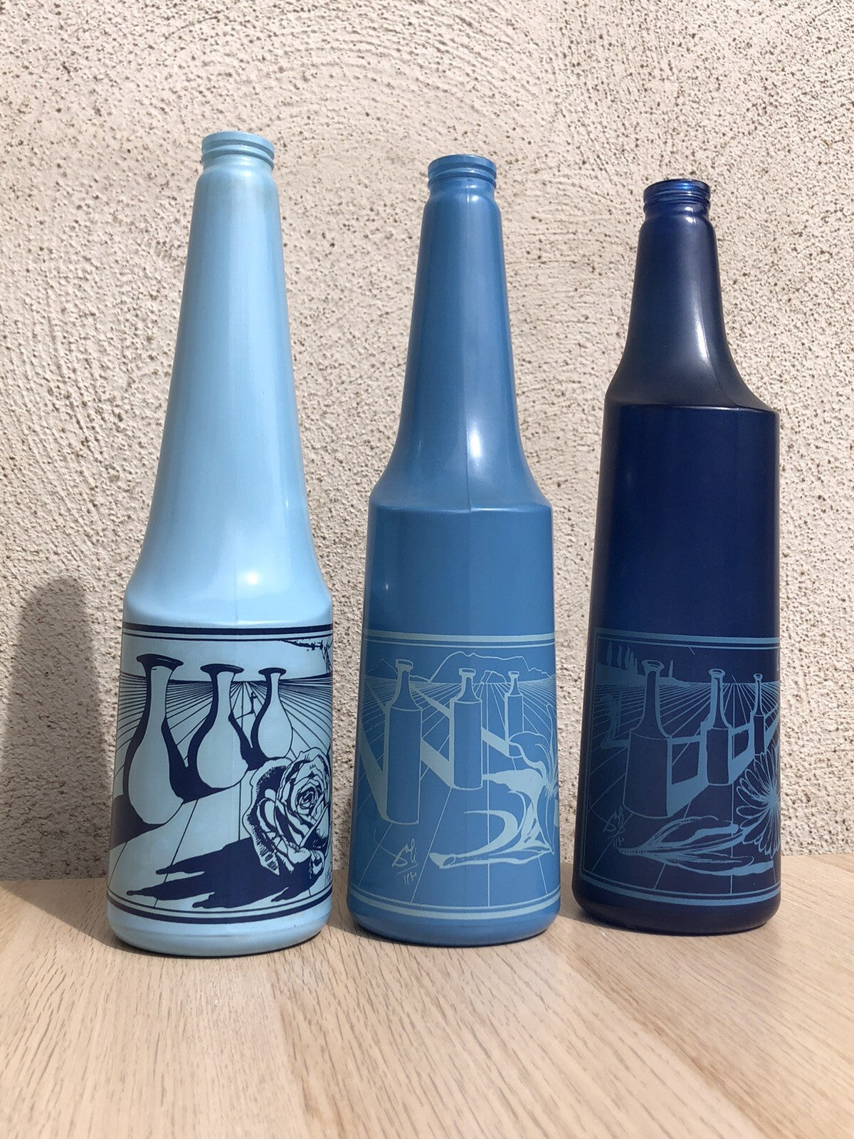 Tris Bottiglie Salvator Dalí in vetro, rosso antico, anni 70, vintage