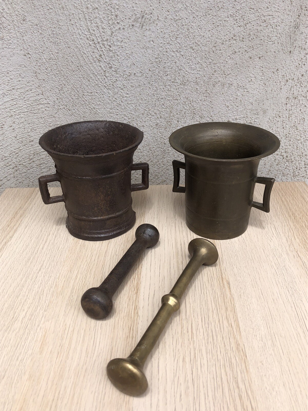 Coppia di antichi mortai in ottone e ghisa con pestelli