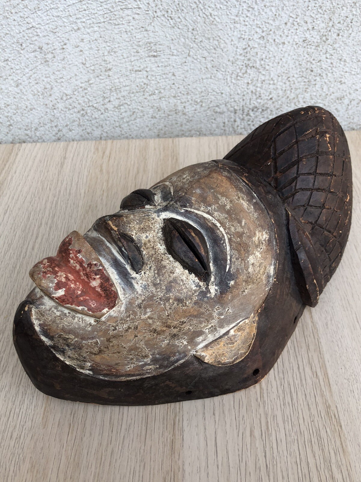 Maschera africana in legno intagliata a mano vintage