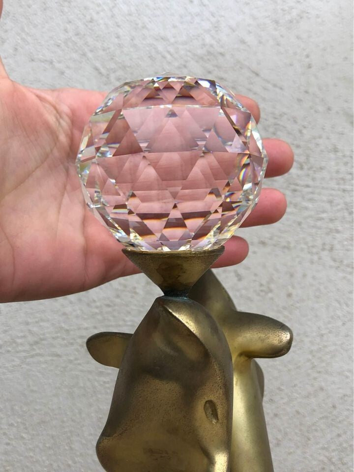 Scultura Vintage- Delfini in ottone e palla in cristallo - su base in ottone