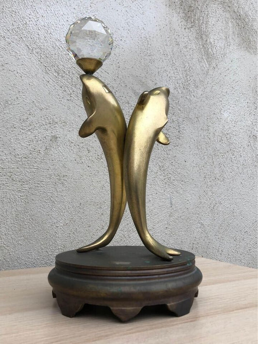Scultura Vintage- Delfini in ottone e palla in cristallo - su base in ottone