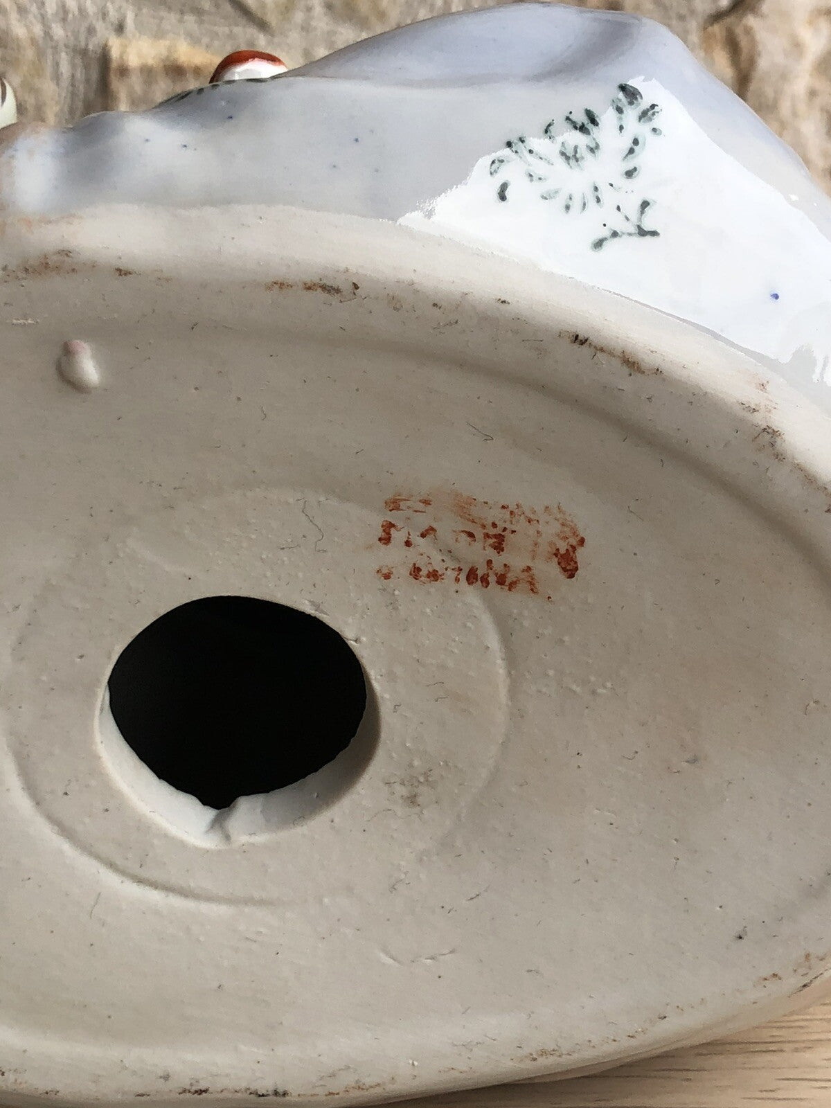 Buddha con bambini in porcellana policromata, Scultura vintage anni ‘50