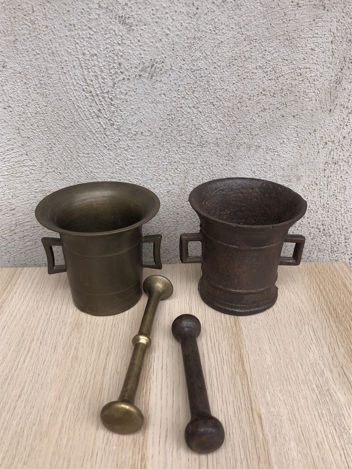 Coppia di antichi mortai in ottone e ghisa con pestelli