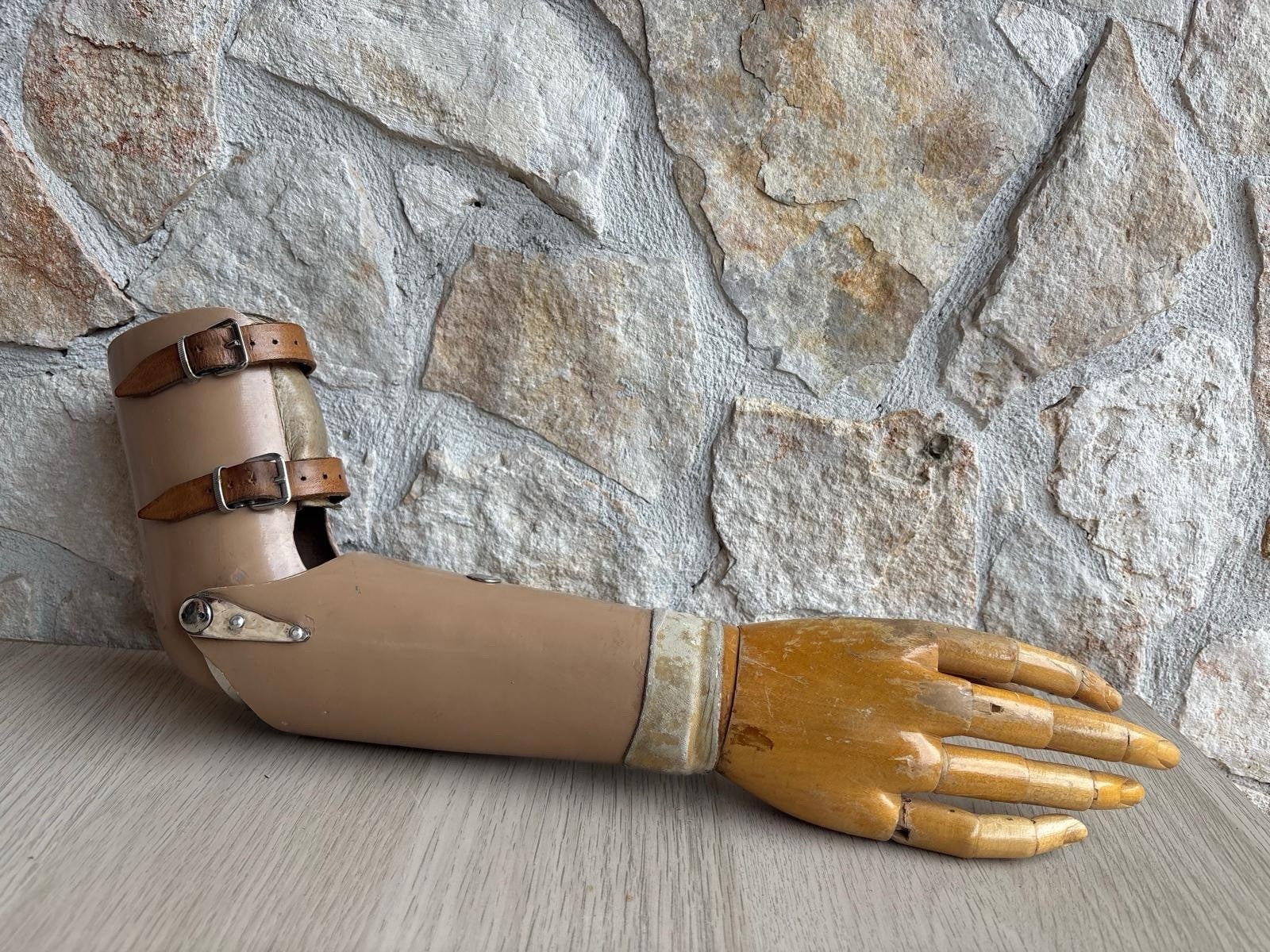 Antica Protesi Di Braccio Con Mano In Legno