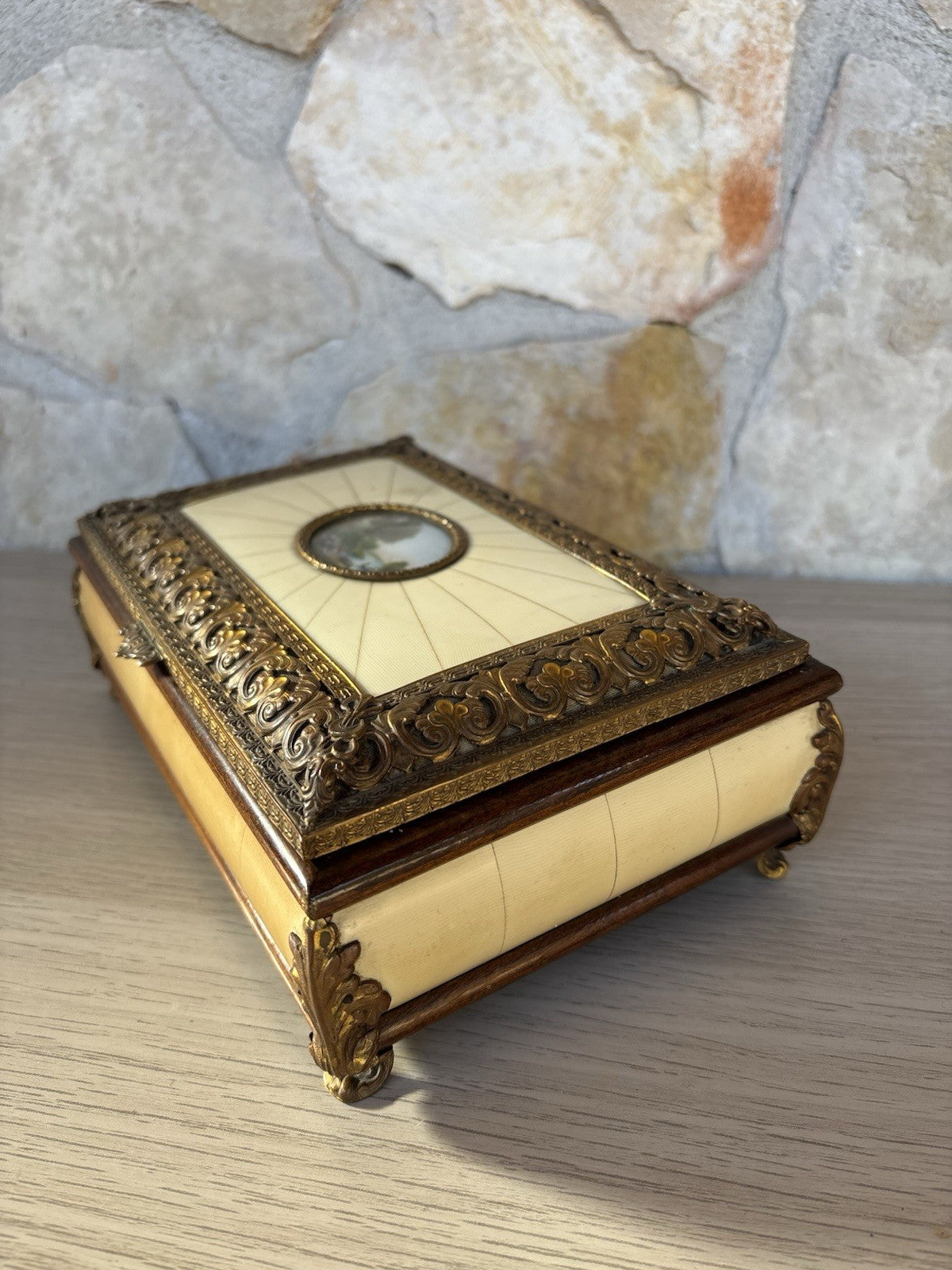 Scatola Portagioie Vintage In Legno E Ottone Con Miniatura Dipinta