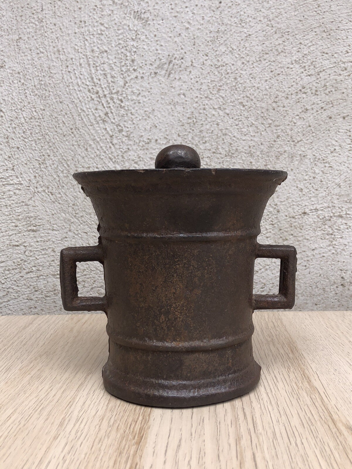 Coppia di antichi mortai in ottone e ghisa con pestelli