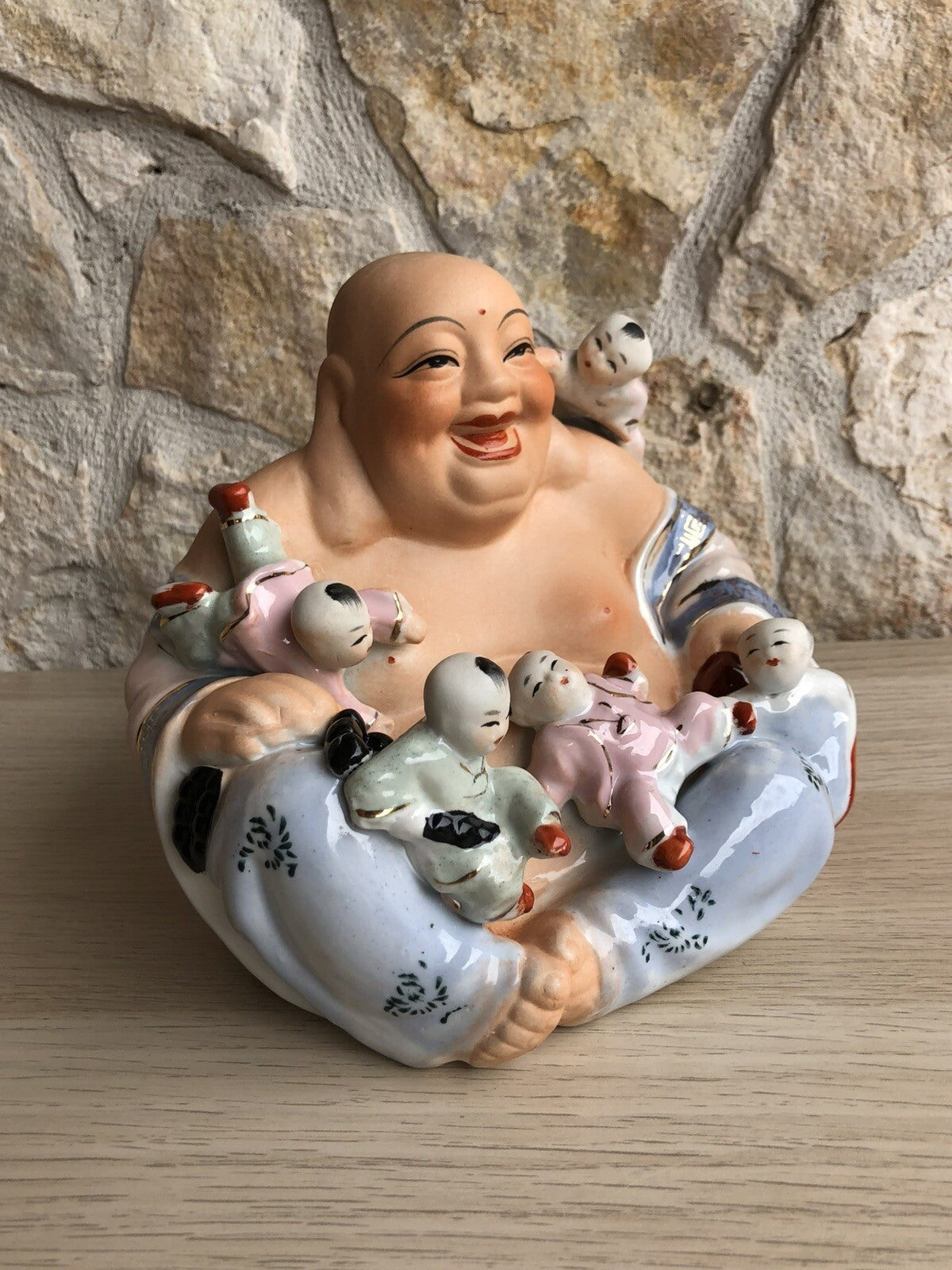 Buddha con bambini in porcellana policromata, Scultura vintage anni ‘50