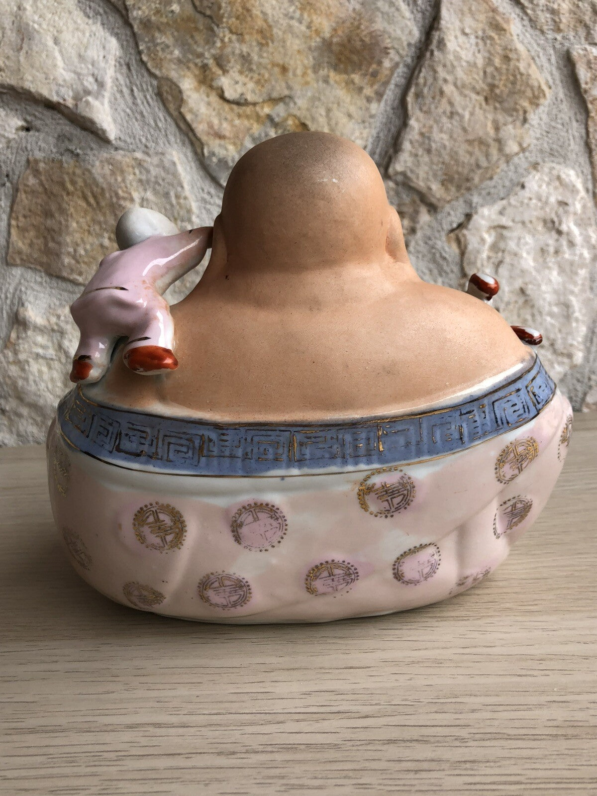 Buddha con bambini in porcellana policromata, Scultura vintage anni ‘50