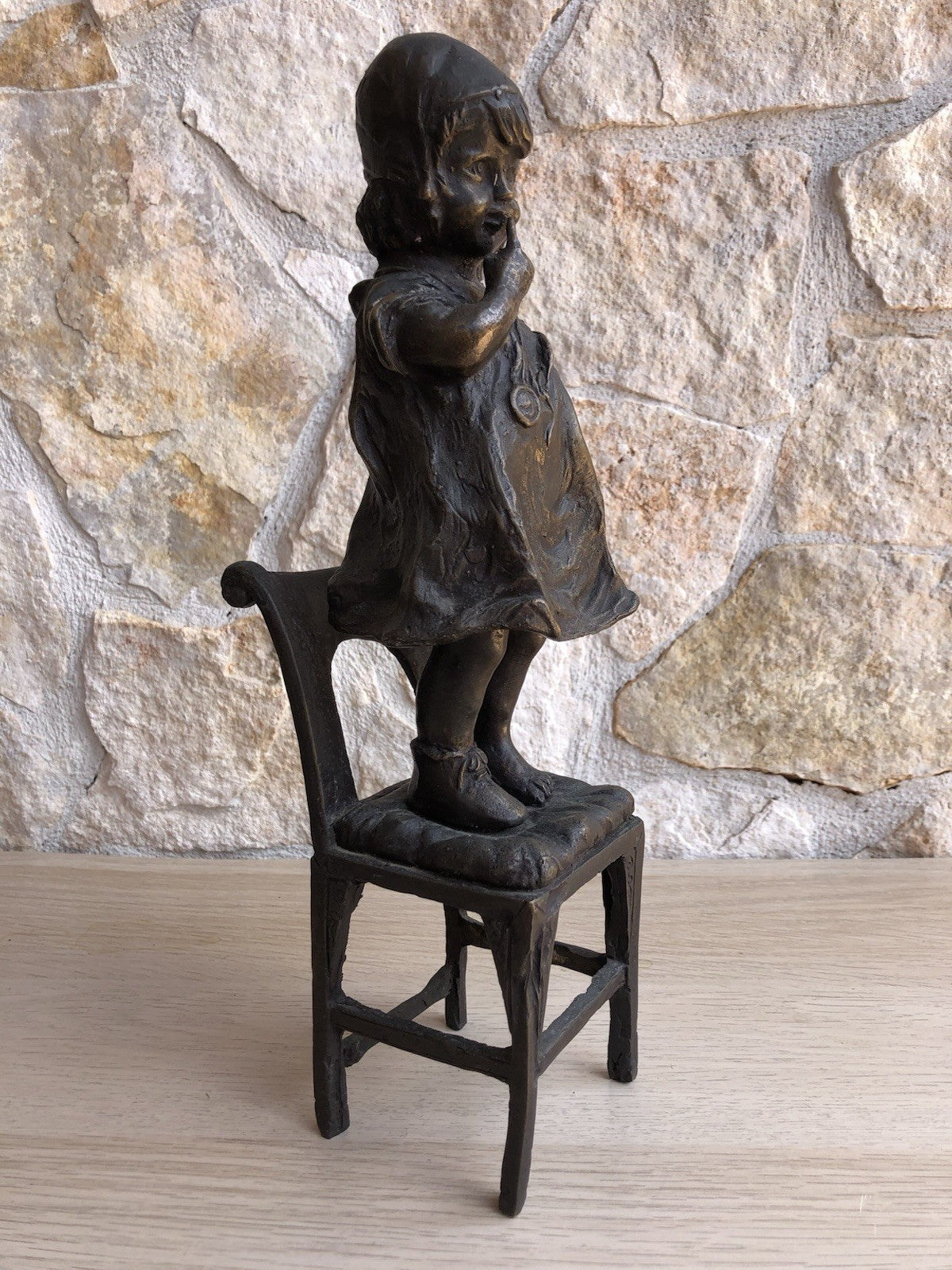 Scultura Vintage In Bronzo, Bimba Su Sedia