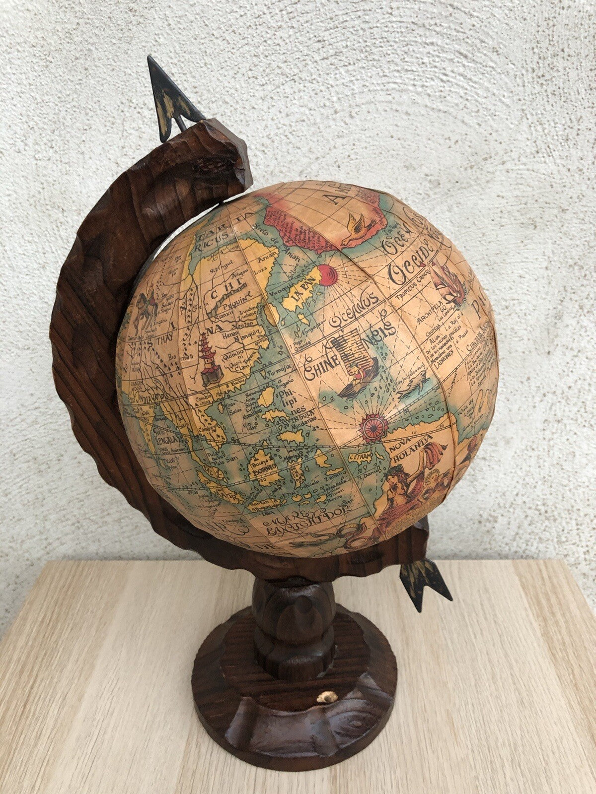 Mappamondo vintage in legno