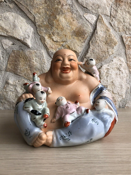 Buddha con bambini in porcellana policromata, Scultura vintage anni ‘50