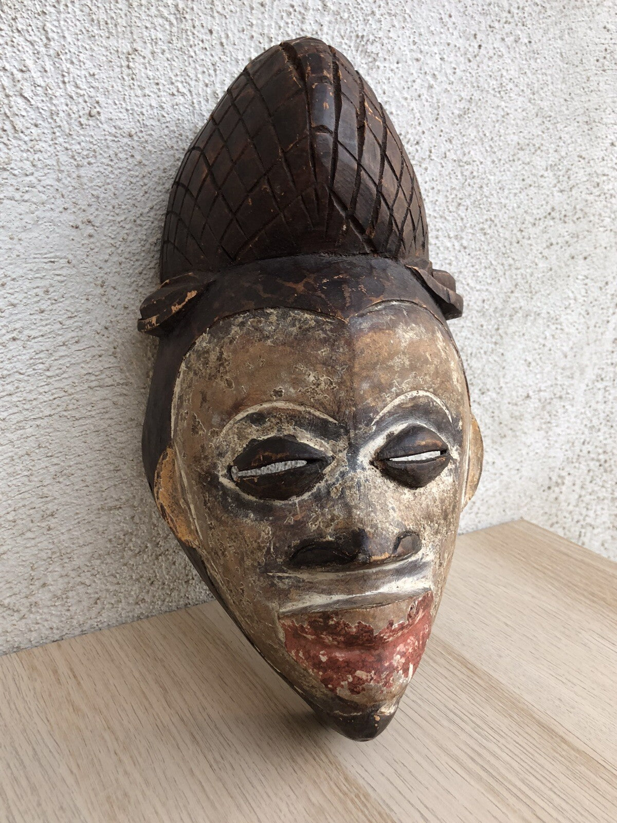 Maschera africana in legno intagliata a mano vintage