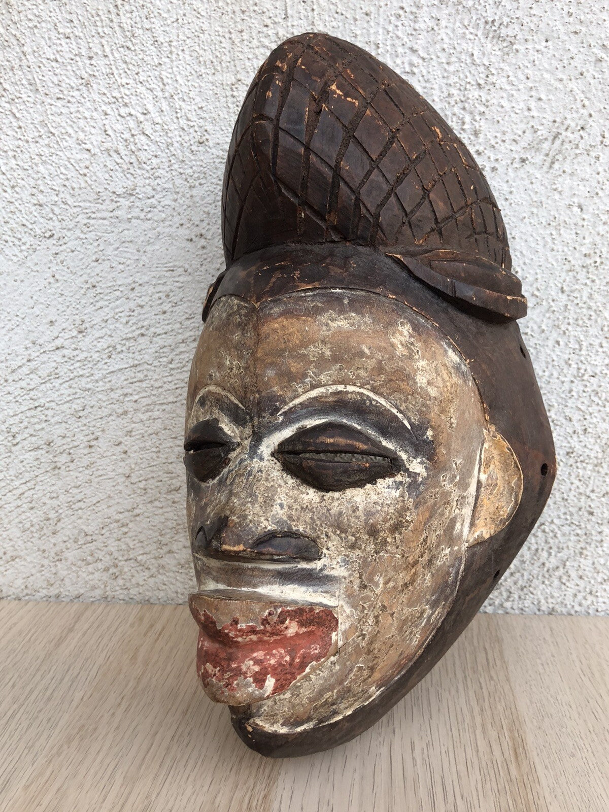 Maschera africana in legno intagliata a mano vintage