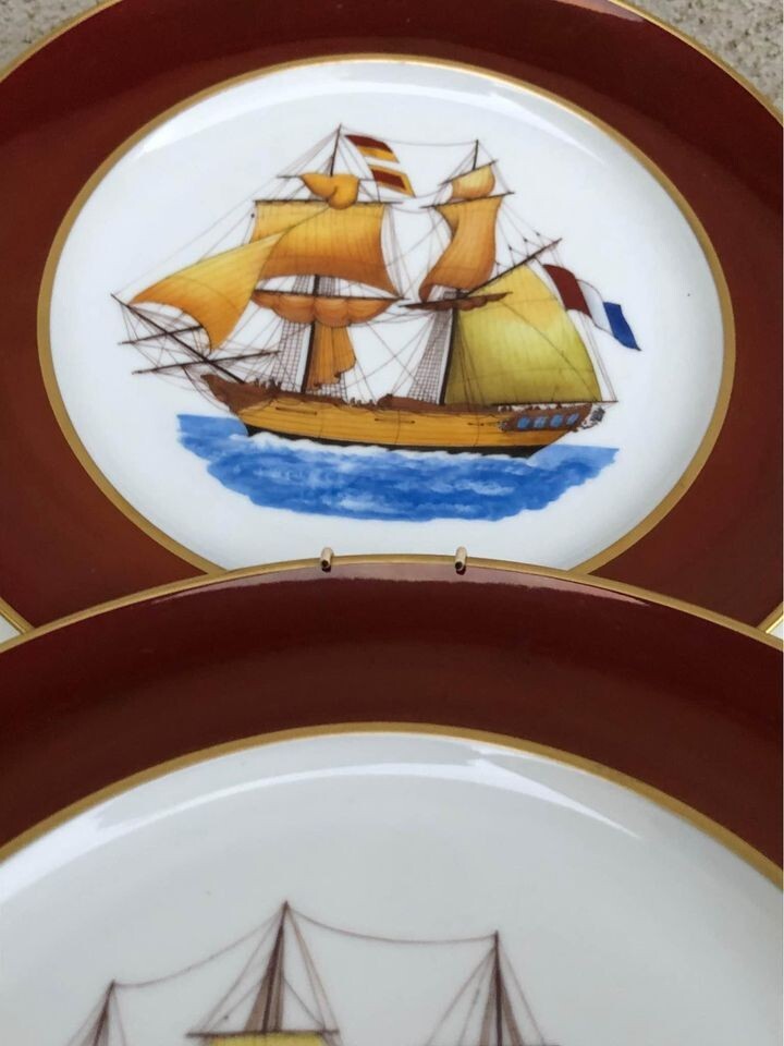 Coppia di piatti “galeone” in porcellana vintage dipinti a mano da G. Cerchiai
