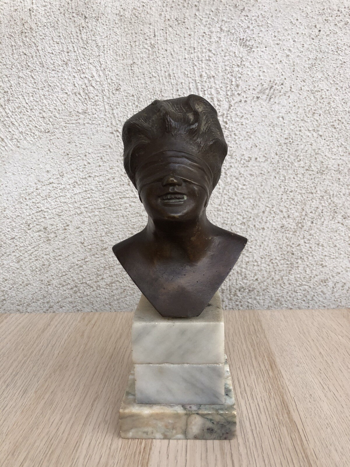 Scultura vintage dea bendata in bronzo