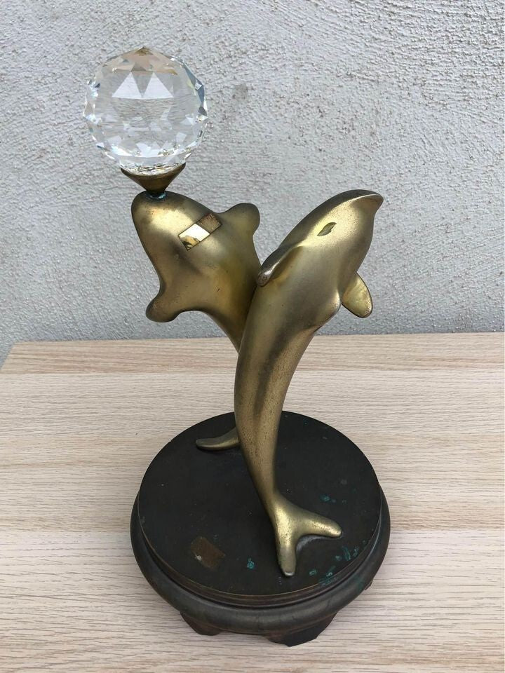 Scultura Vintage- Delfini in ottone e palla in cristallo - su base in ottone