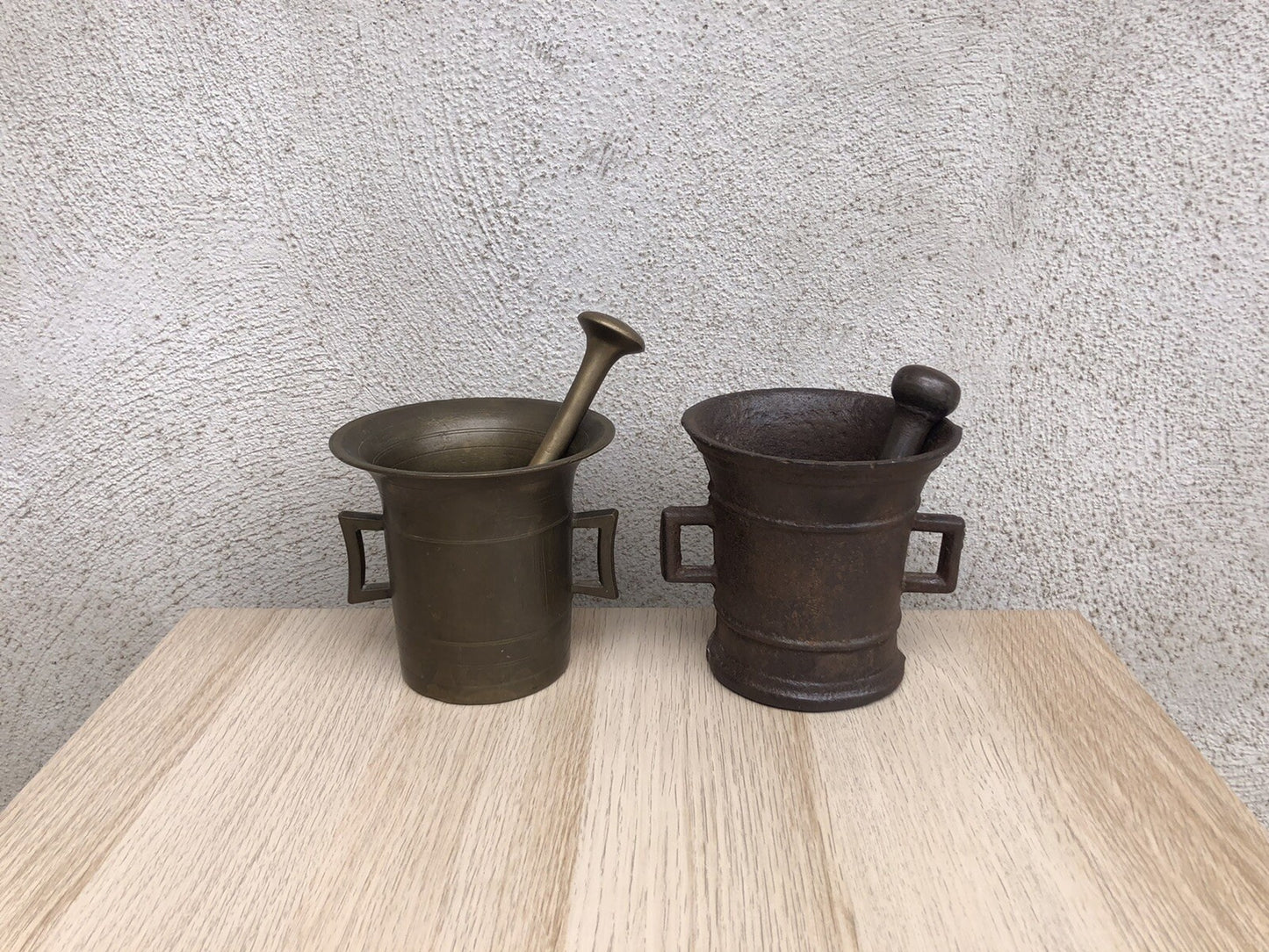 Coppia di antichi mortai in ottone e ghisa con pestelli