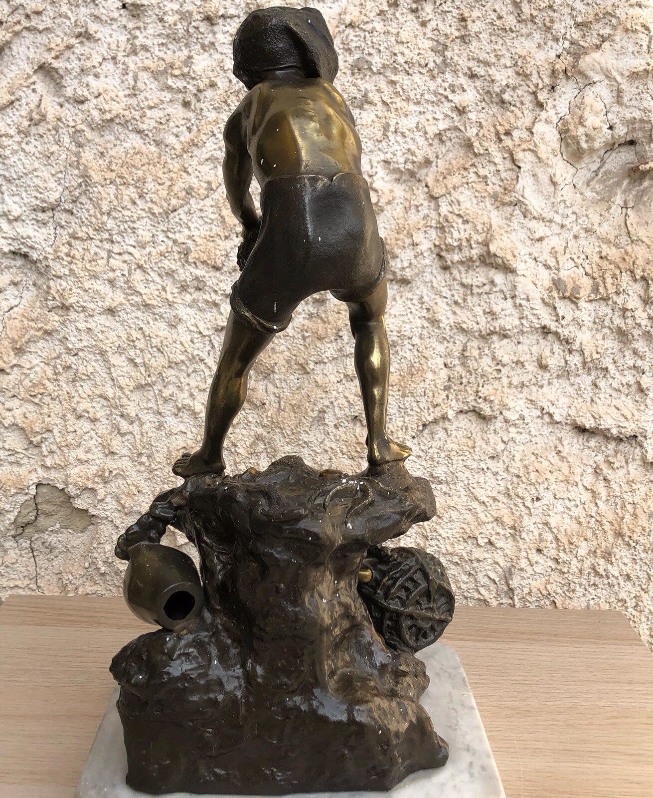 Scultura pescatore in antimonio vintage su base in marmo