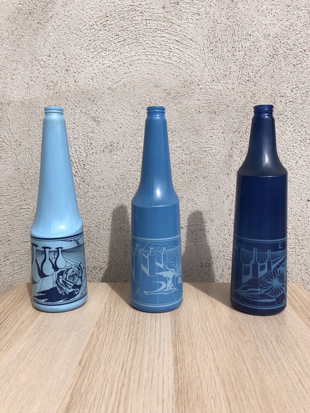 Tris Bottiglie Salvator Dalí in vetro, rosso antico, anni 70, vintage