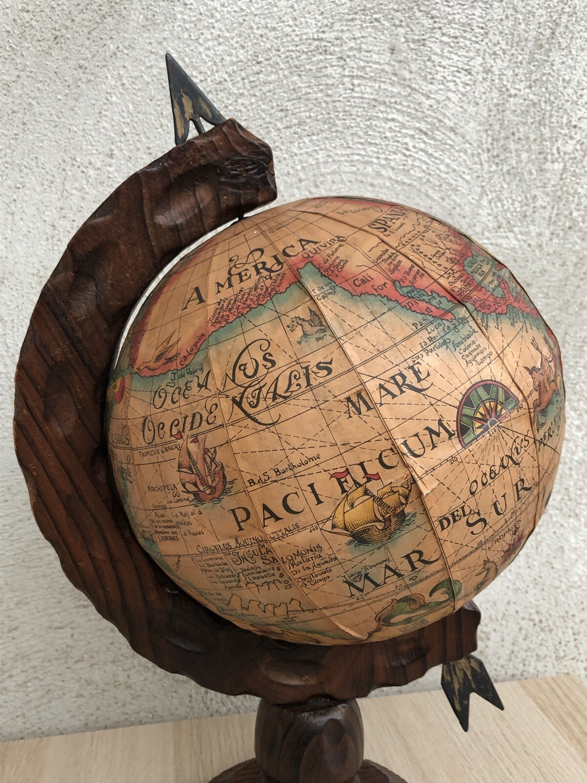 Mappamondo vintage in legno