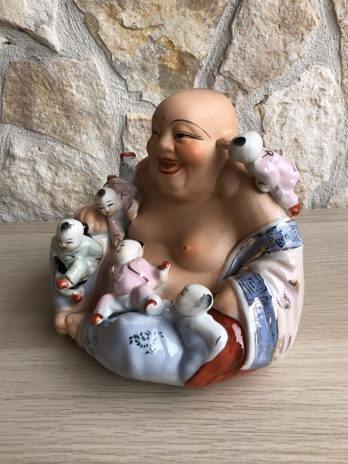 Buddha con bambini in porcellana policromata, Scultura vintage anni ‘50