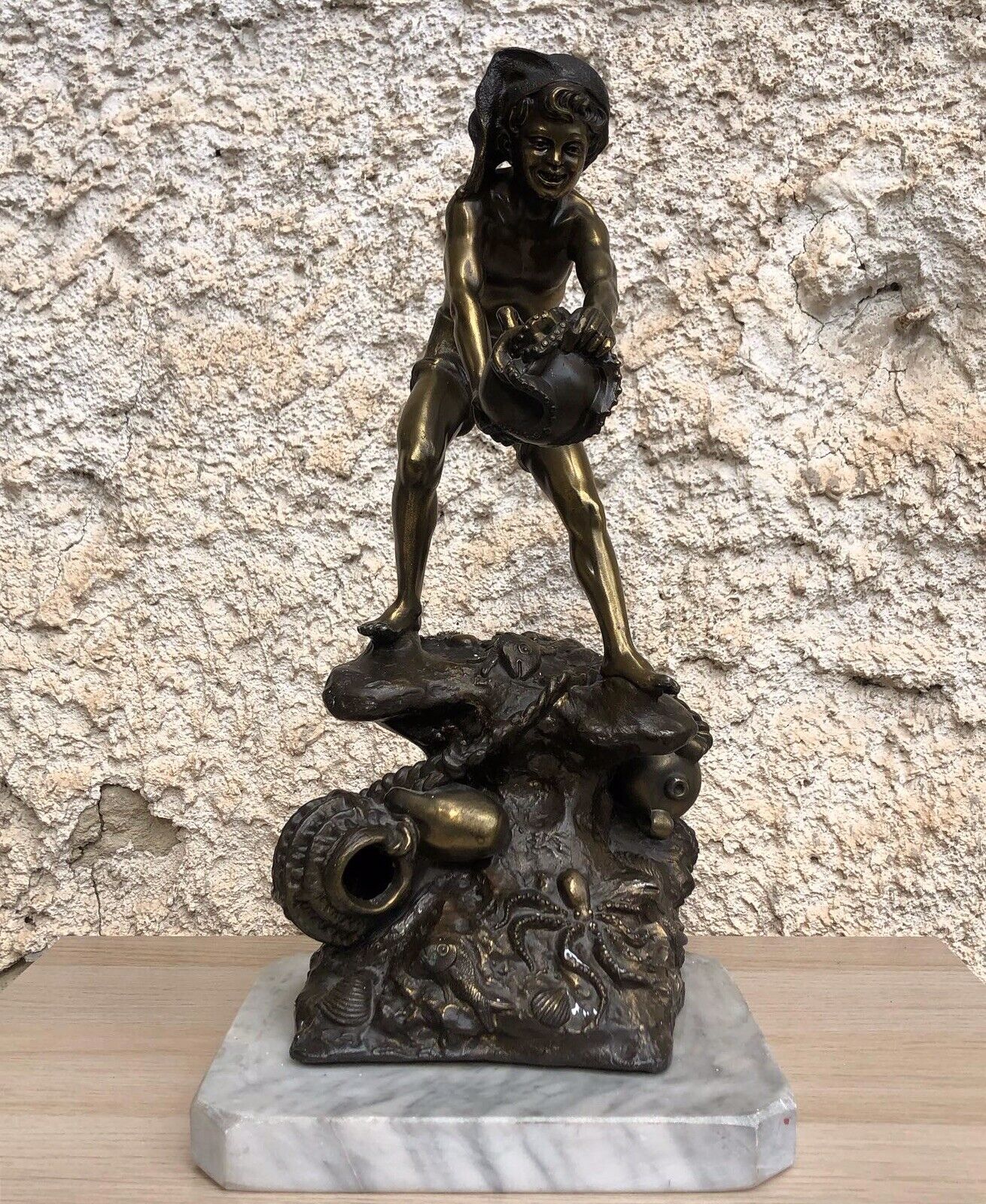 Scultura pescatore in antimonio vintage su base in marmo