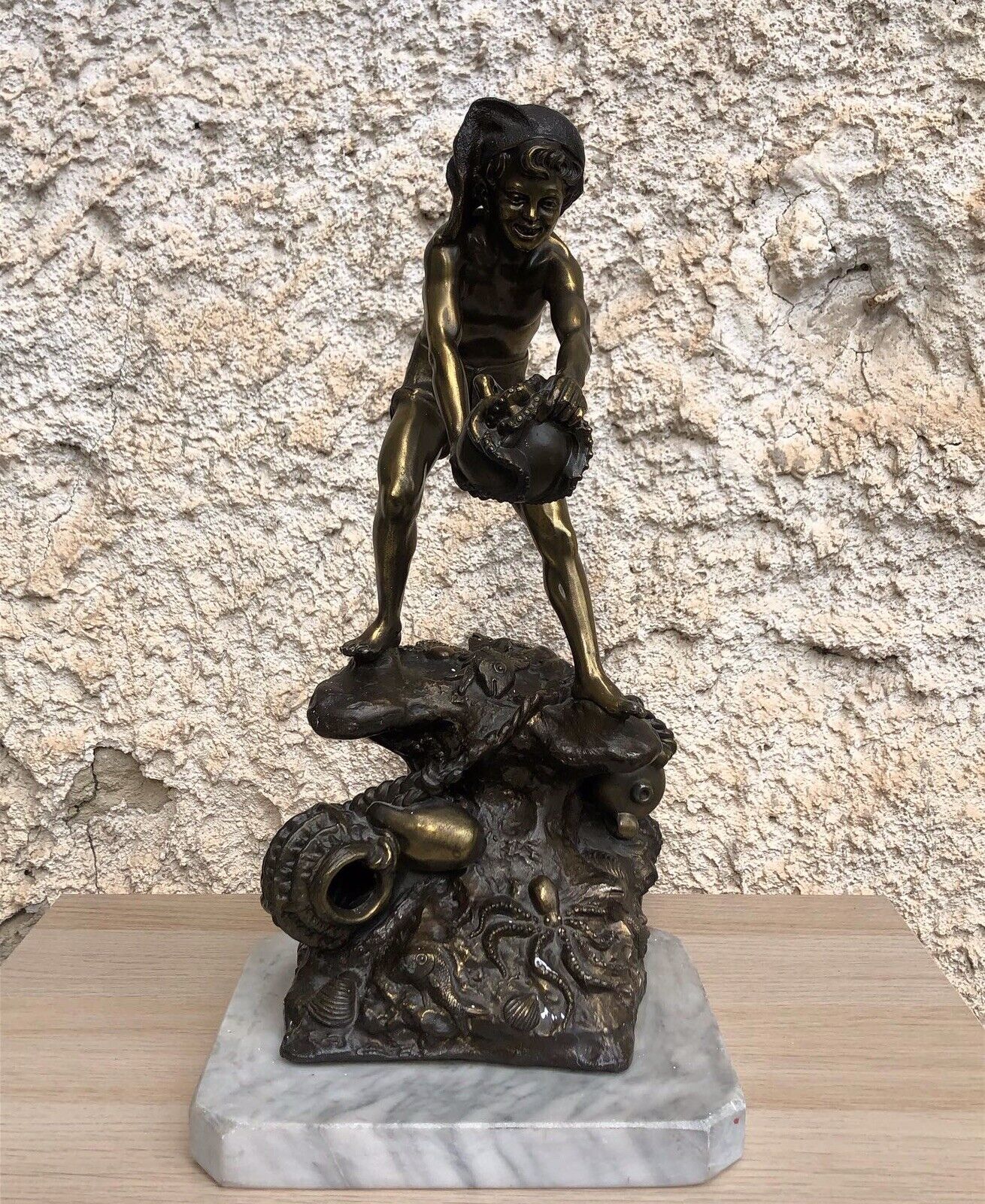 Scultura pescatore in antimonio vintage su base in marmo