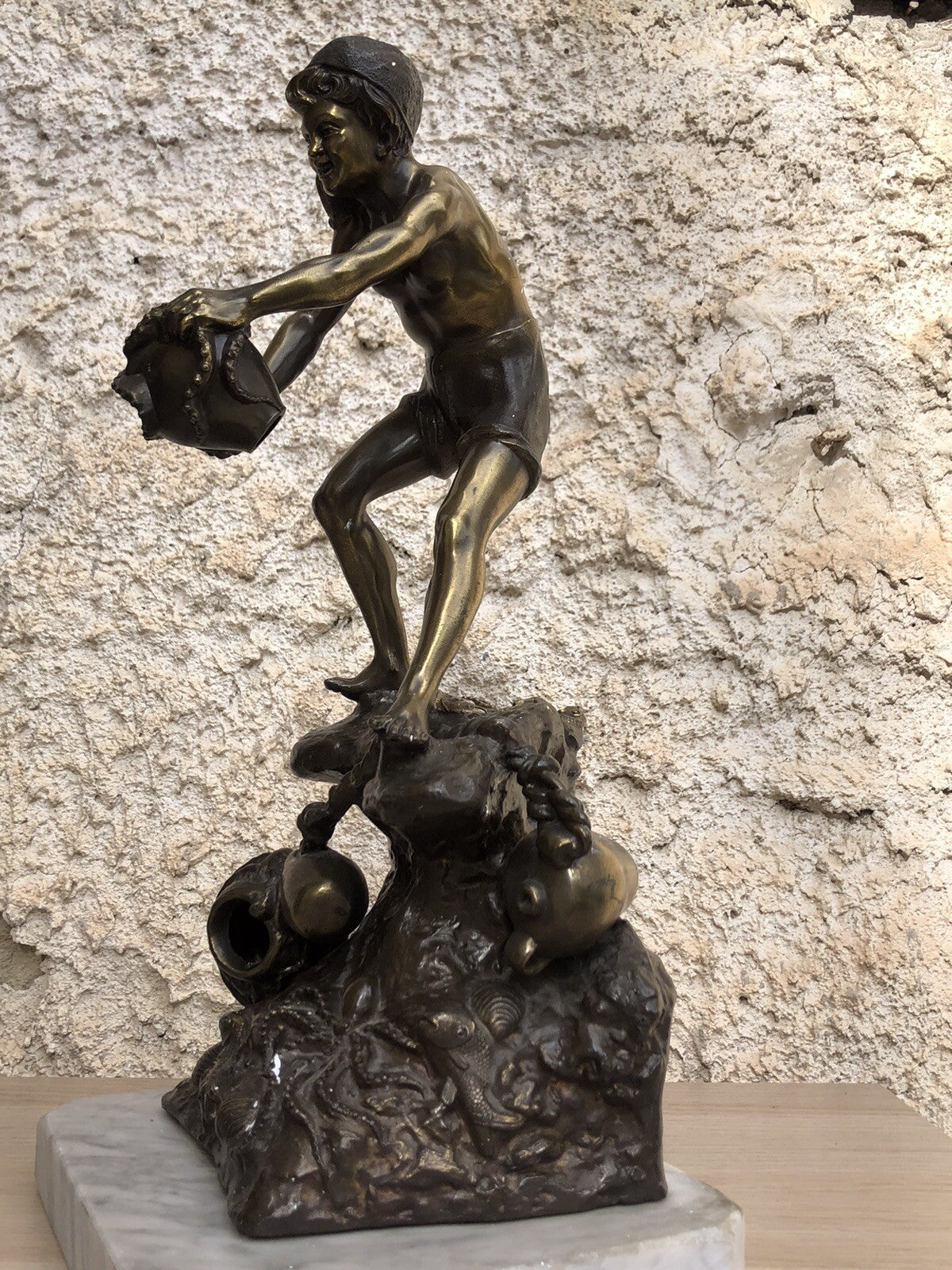 Scultura pescatore in antimonio vintage su base in marmo