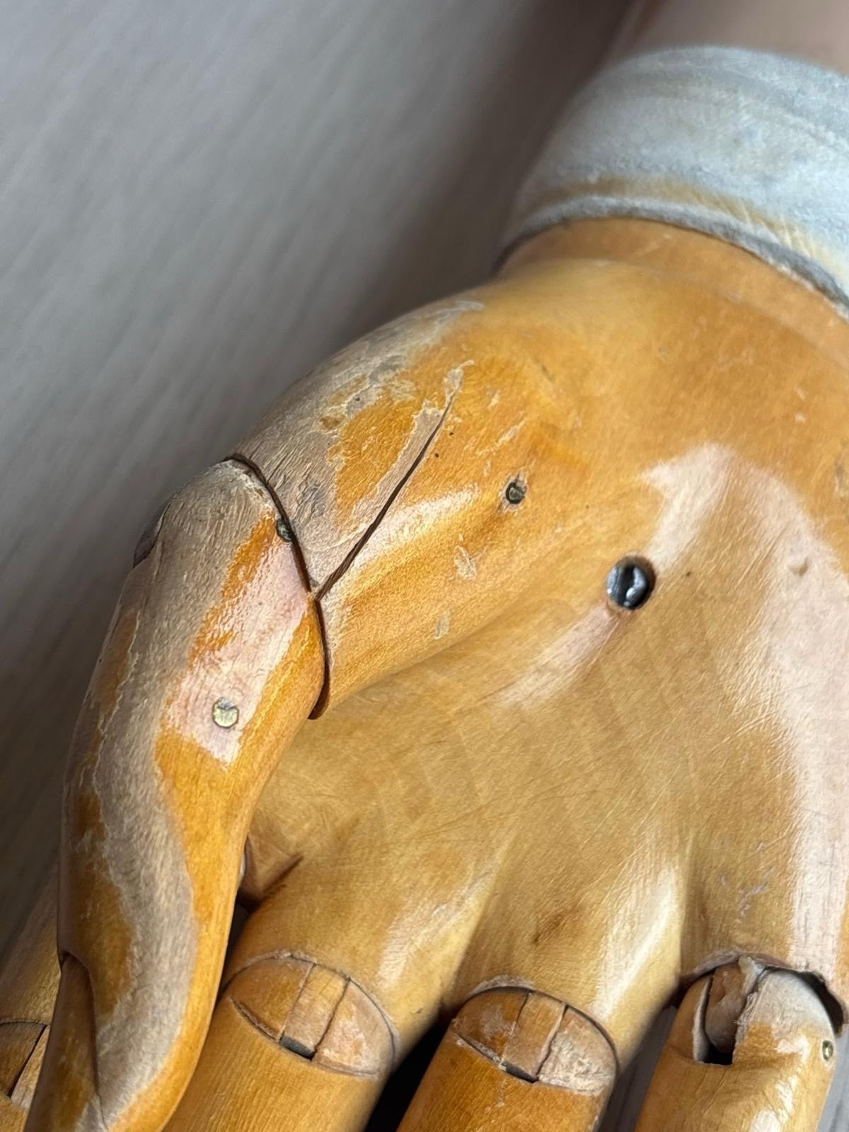 Antica Protesi Di Braccio Con Mano In Legno