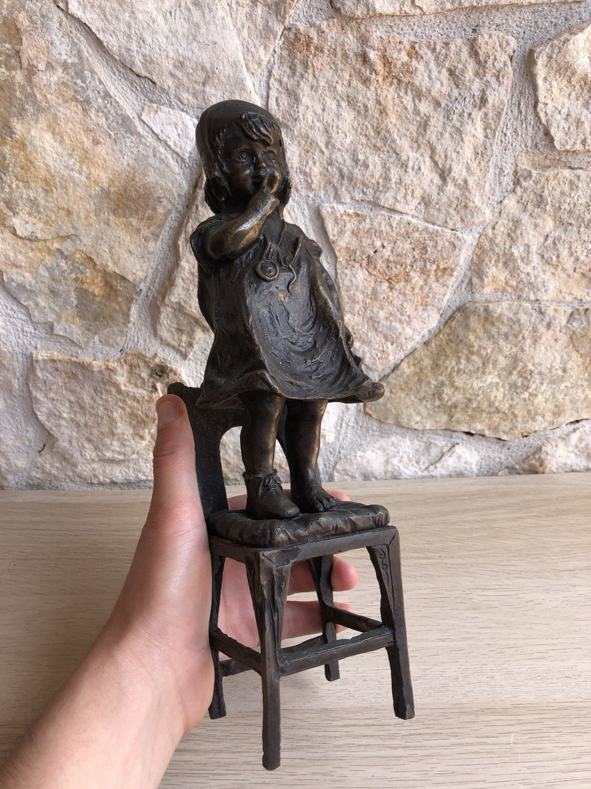 Scultura Vintage In Bronzo, Bimba Su Sedia