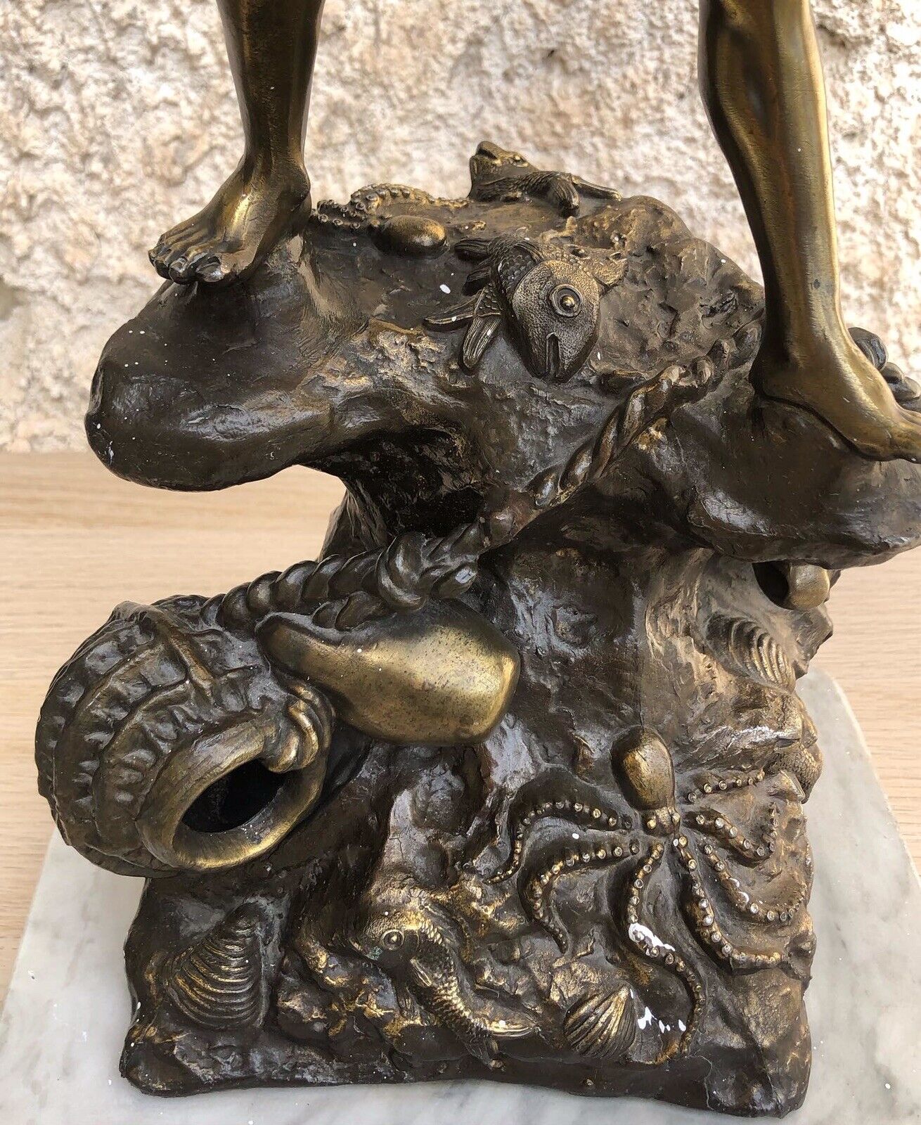 Scultura pescatore in antimonio vintage su base in marmo