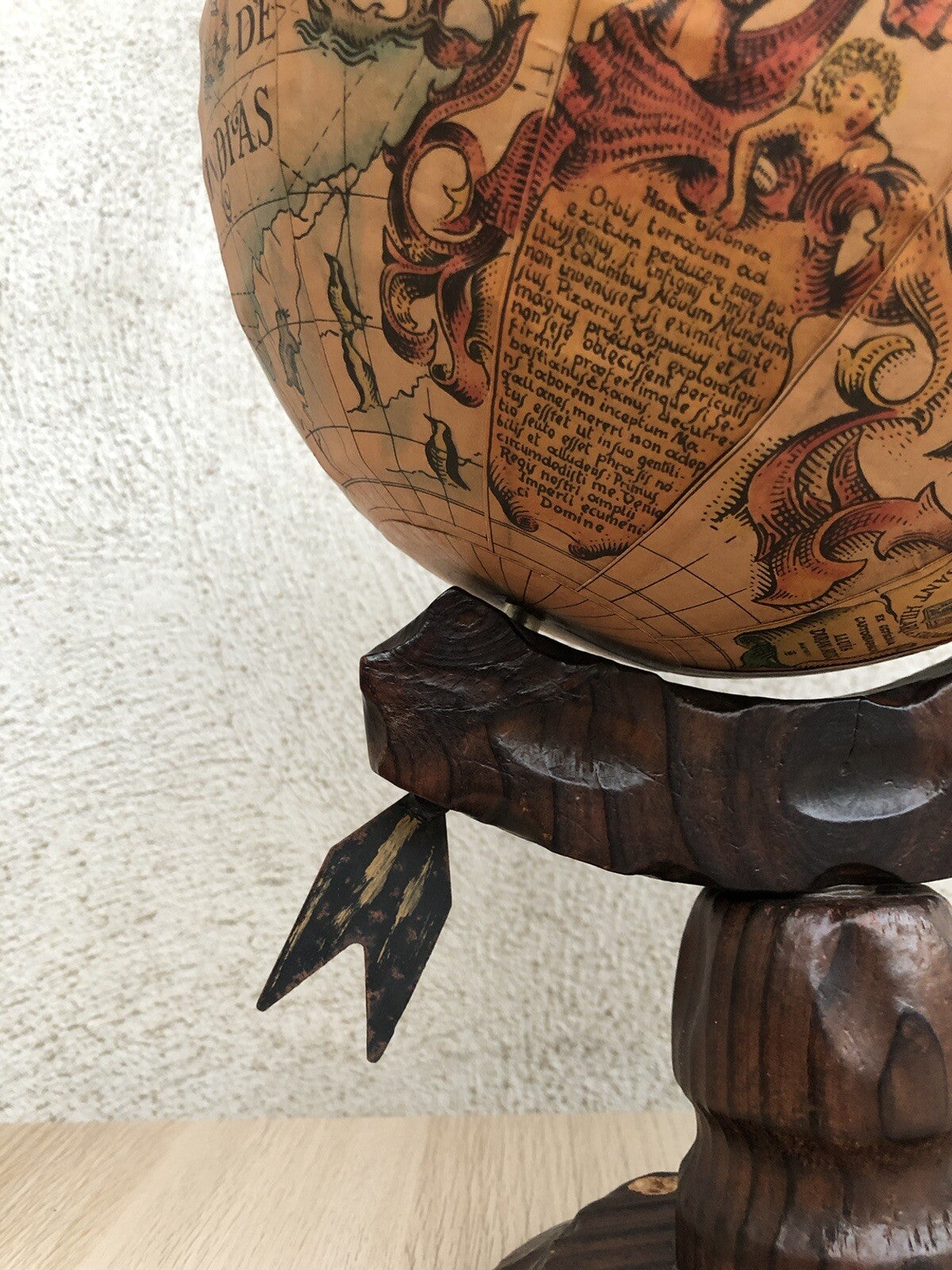 Mappamondo vintage in legno