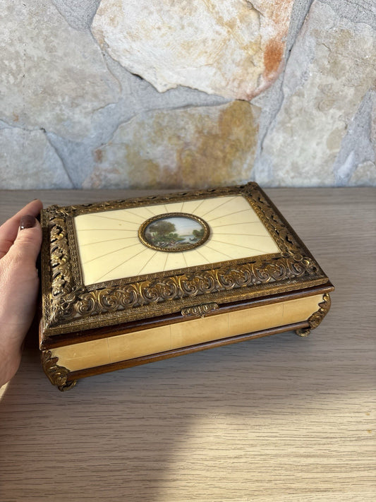 Scatola Portagioie Vintage In Legno E Ottone Con Miniatura Dipinta
