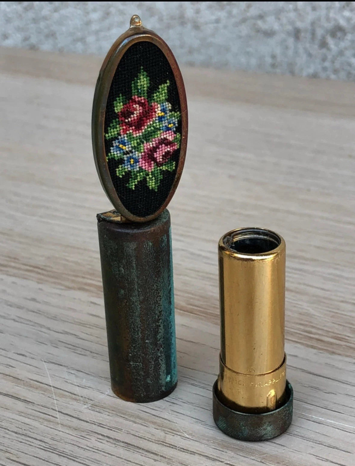 Portarossetto vintage in ottone con specchio interno