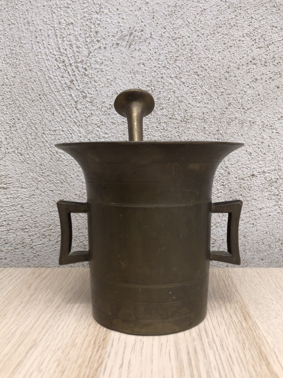 Coppia di antichi mortai in ottone e ghisa con pestelli