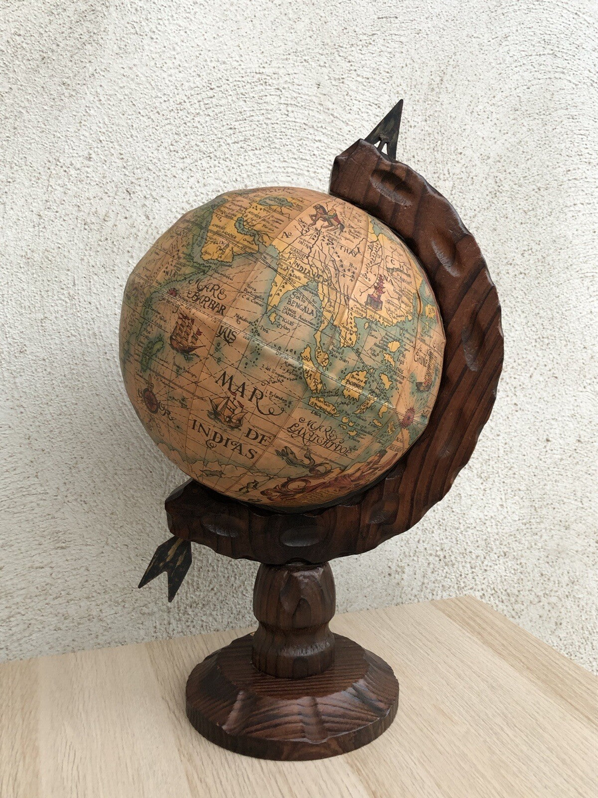 Mappamondo vintage in legno