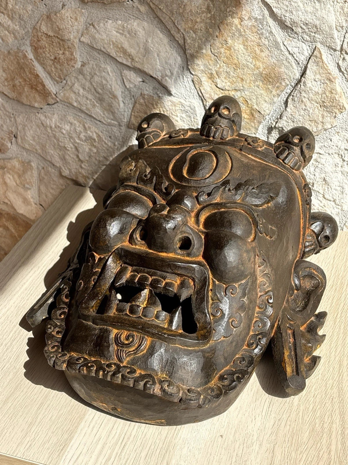 Grande maschera vintage in legno