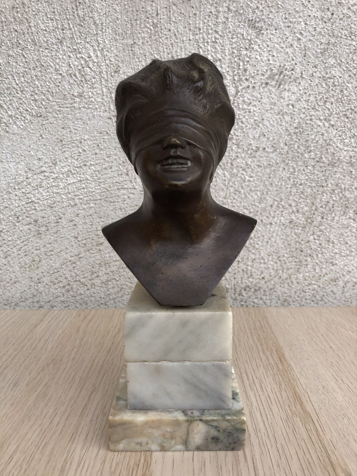 Scultura vintage dea bendata in bronzo