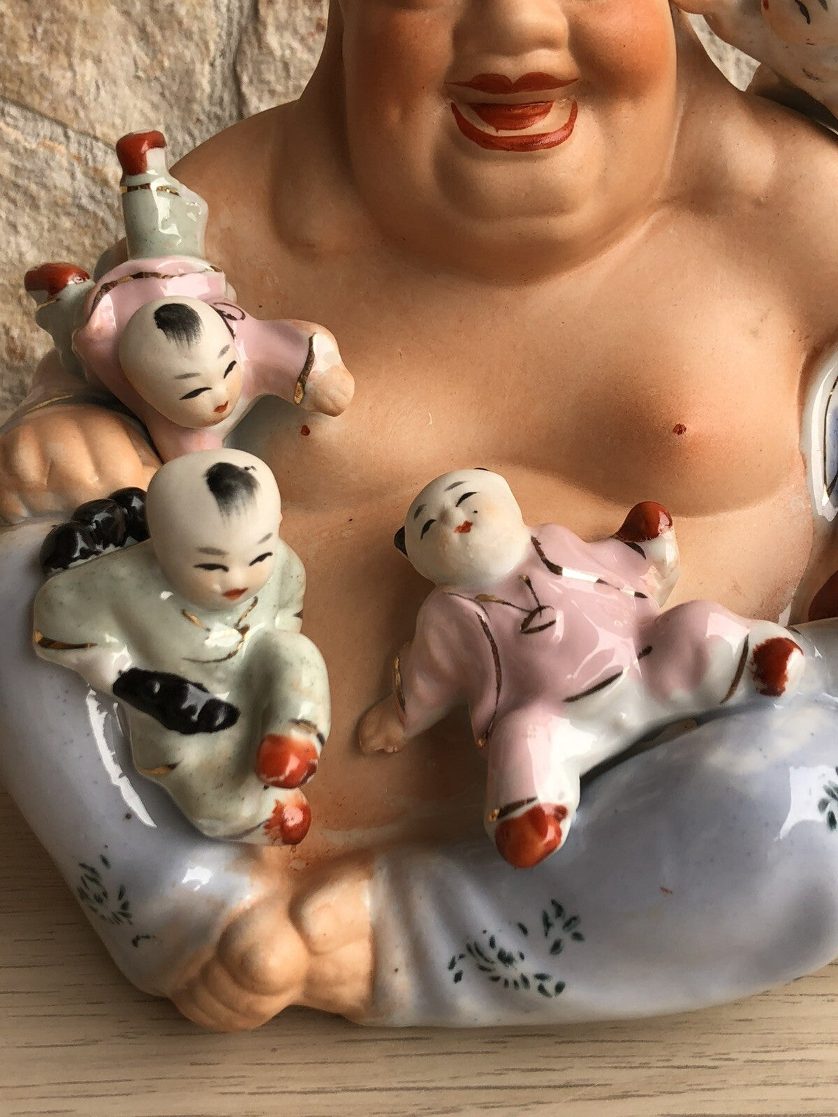 Buddha con bambini in porcellana policromata, Scultura vintage anni ‘50