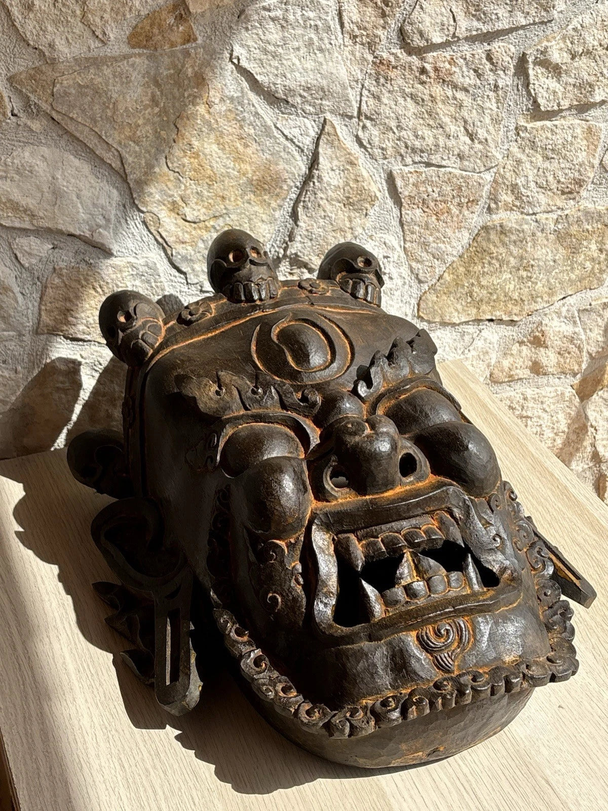 Grande maschera vintage in legno